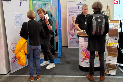 Vorstellung unterschiedlicher Arbeitsfelder der Kirche auf der Jobmesse in Oldenburg: Tanja Wilhelm (2. von links) gab Einblicke in die vielfältigen Verwaltungsberufe und Pfarrer Joachim Eisemann (2. von rechts) stellte die verkündigenden Berufe vor.