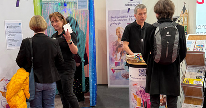 Vorstellung unterschiedlicher Arbeitsfelder der Kirche auf der Jobmesse in Oldenburg: Tanja Wilhelm (2. von links) gab Einblicke in die vielfältigen Verwaltungsberufe und Pfarrer Joachim Eisemann (2. von rechts) stellte die verkündigenden Berufe vor.