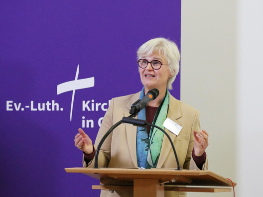 Oberkirchenrätin Gudrun Mawick führte in das Kirchengesetz zur Erprobung und Entwicklung Interprofessioneller Teams ein.