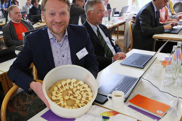 Der Synodale Pfarrer Nico Szameitat verschenkte selbstgebackene Noten als Dank zum zehnjährigen Jubiläum des wegweisenden Kirchenmusikgesetzes der oldenburgischen Kirche.