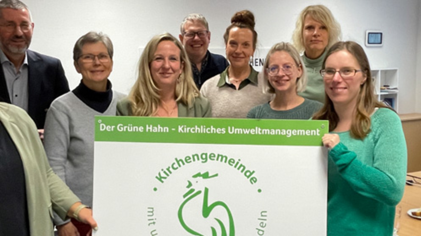 Übergabe der Urkunde zur zweiten Re-Zertifizierung mit (von links nach rechts): Frederike Fritz, Burkhard Streich, Andrea Feyen, Nathalie Oltmanns-Winsel, Dr. Gunnar Waesch, Nadine Lüdicke, Madeleine Wegener, Anja Kujath und Vanessa Ennen. Foto: ELKiO/Annette Kellin