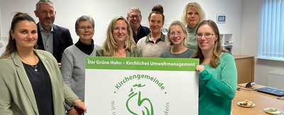 Übergabe der Urkunde zur zweiten Re-Zertifizierung mit (von links nach rechts): Frederike Fritz, Burkhard Streich, Andrea Feyen, Nathalie Oltmanns-Winsel, Dr. Gunnar Waesch, Nadine Lüdicke, Madeleine Wegener, Anja Kujath und Vanessa Ennen. Foto: ELKiO/Annette Kellin
