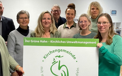 Übergabe der Urkunde zur zweiten Re-Zertifizierung mit (von links nach rechts): Frederike Fritz, Burkhard Streich, Andrea Feyen, Nathalie Oltmanns-Winsel, Dr. Gunnar Waesch, Nadine Lüdicke, Madeleine Wegener, Anja Kujath und Vanessa Ennen. Foto: ELKiO/Annette Kellin