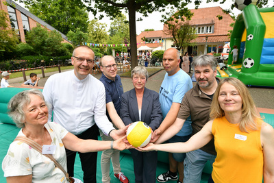 Jubiläumsfeier 50 Jahre Kinder- und Jugendfreizeitstätte „Offene Tür“ in Bloherfelde (von links nach rechts): Christa Hedden, Vorsitzende des Fördervereins der OT; Bischof Thomas Adomeit; Jan Bembennek, Dezernent für Soziales, Jugend und Gesundheit der Stadt Oldenburg; Landtagspräsidentin Hanna Naber; Sozialarbeiter Andreas Elter; Stefan Pieper vom Treffpunkt Gemeinwesenarbeit Bloherfelde und Pfarrerin Dörte Kramer von der Gesamtkirchengemeinde Eversten.