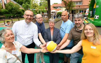 Jubiläumsfeier 50 Jahre Kinder- und Jugendfreizeitstätte „Offene Tür“ in Bloherfelde (von links nach rechts): Christa Hedden, Vorsitzende des Fördervereins der OT; Bischof Thomas Adomeit; Jan Bembennek, Dezernent für Soziales, Jugend und Gesundheit der Stadt Oldenburg; Landtagspräsidentin Hanna Naber; Sozialarbeiter Andreas Elter; Stefan Pieper vom Treffpunkt Gemeinwesenarbeit Bloherfelde und Pfarrerin Dörte Kramer von der Gesamtkirchengemeinde Eversten.
