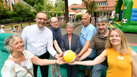 Jubiläumsfeier 50 Jahre Kinder- und Jugendfreizeitstätte „Offene Tür“ in Bloherfelde (von links nach rechts): Christa Hedden, Vorsitzende des Fördervereins der OT; Bischof Thomas Adomeit; Jan Bembennek, Dezernent für Soziales, Jugend und Gesundheit der Stadt Oldenburg; Landtagspräsidentin Hanna Naber; Sozialarbeiter Andreas Elter; Stefan Pieper vom Treffpunkt Gemeinwesenarbeit Bloherfelde und Pfarrerin Dörte Kramer von der Gesamtkirchengemeinde Eversten.
