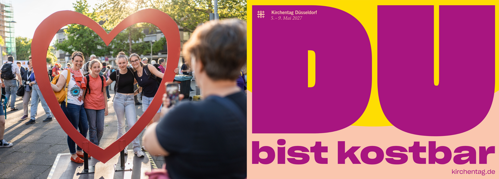Junge Menschen lassen sich umrahmt von einem Herzen fotografieren. Rechts daneben ist das Kampagnen-Motiv des Kirchentages 2027 zu sehen.