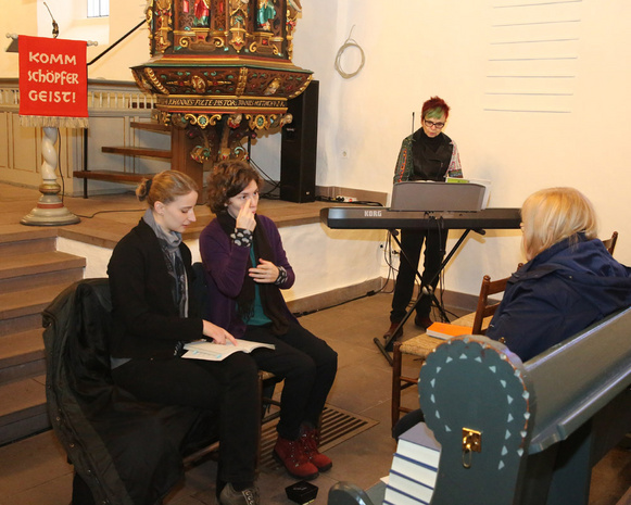 Landeskirchenmusikdirektorin Beate Besser (Mitte) und die Gebärdendolmetscherinnen Gitta Weber (li.) und Anita Brüggemann (2. von li.).