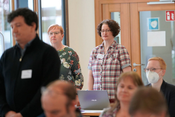 Ebenso wurden als Ersatz-Synode verpflichtet: Pfarrerin Ute Ermerling (Kirchenkreis Friesland-Wilhelmshaven), Imke Gießing (Kirchenkreis Delmenhorst/Oldenburg Land), Pfarrer Christopher Iven (Kirchenkreis Wesermarsch), Christiane Reinecke (Kirchenkreis Oldenburger Münsterland), Hilke Schwarting-Boer (Kirchenkreis Friesland-Wilhelmshaven).