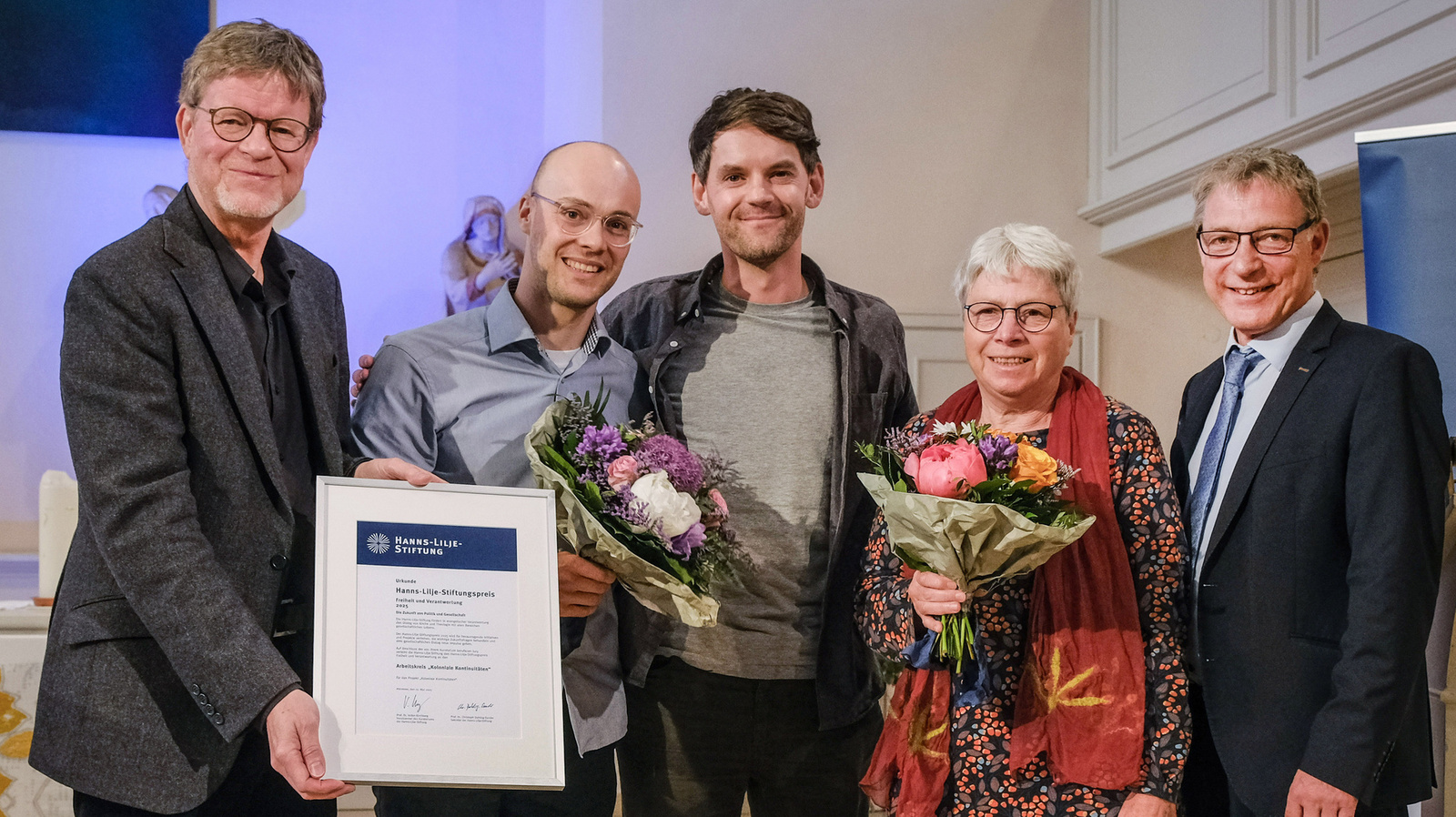 Hanns-Lilje-Forum Verleihung des Hanns-Lilje-Stiftungspreises Freiheit und Verantwortung in Hannover (von links nach rechts): Prof. Dr. Volker Kirchberg, Marcel Hackler, Dominik Gautier und Katjarina Hoffmann vom Arbeitskreis "Koloniale Kontinuitäten", Prof. Dr. Christoph Dahling-Sander
