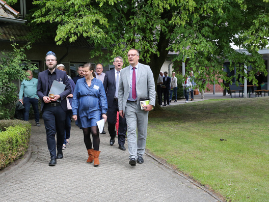 Singend auf dem Weg zum Tischabendmahl