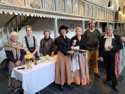 Das Team Langwarden in historischen Kostümen und Natalia Gvozdkova (3.v.l.) als Orgelspielerin.