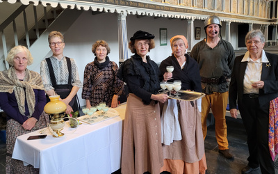 Das Team Langwarden in historischen Kostümen und Natalia Gvozdkova (3.v.l.) als Orgelspielerin.