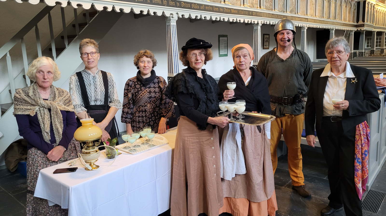 Das Team Langwarden in historischen Kostümen und Natalia Gvozdkova (3.v.l.) als Orgelspielerin.