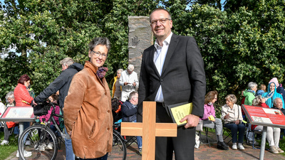 Pfarrerin Elke Andrae und Bischof Thomas Adomeit bei der „Auftakt-Andacht“ zu „Kirche am Deich“.