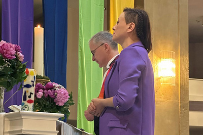 Sängerin Annie Heger (rechts) und Pastor Tom O. Brok am Altar