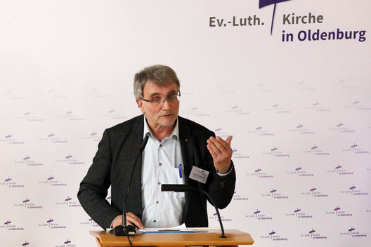 Am Rednerpult steht der Synodale Rüdiger Schaarschmidt.
