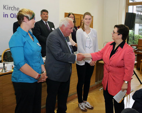 Synodenpräsidentin Sabine Blütchen (re.) verpflichtete als neu gewählte nichttheologische Synodale Stefanie Kleine Kruthaup (li.) und Julianne Gärtig (2. von re.) als Jugendsynodale. Ebenso wurde Hans Hattermann (Mitte) als Ersatzsynodaler verpflichte