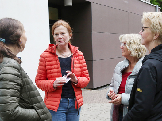 Das Foto zeigt einzelne Gesprächsgruppen zum Jahresthema