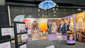 „Ihr habt den Traum, wir haben die Location“ – so lautet das Motto am ökumenischen Stand auf der Hochzeitsmesse.