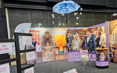 „Ihr habt den Traum, wir haben die Location“ – so lautet das Motto am ökumenischen Stand auf der Hochzeitsmesse.