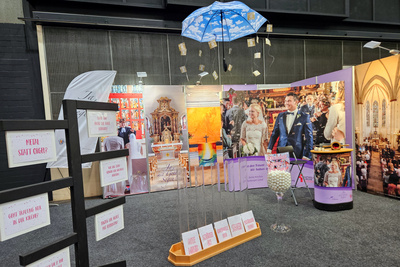 „Ihr habt den Traum, wir haben die Location“ – so lautet das Motto am ökumenischen Stand auf der Hochzeitsmesse.