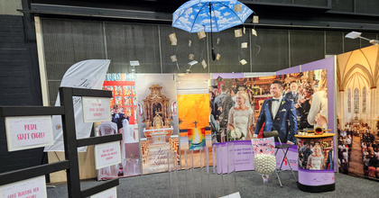 „Ihr habt den Traum, wir haben die Location“ – so lautet das Motto am ökumenischen Stand auf der Hochzeitsmesse.