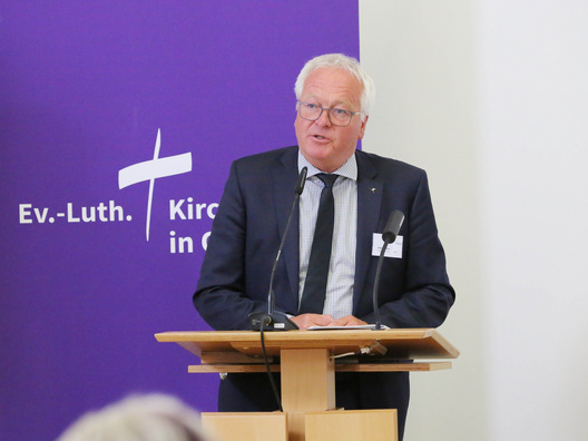 Hier wird Oberkirchenrat Udo Heinen bei der Einbringung der Gesetzesvorlagen gezeigt.