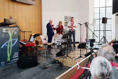 Abendgottesdienst im Treffpunkt „Mut zu Waterloo … Reformiertes und Meer“ in der Evangelisch-reformierten Kirche in Hannover mit (von links nach rechts): Schriftführer Bernd Kuschnerus aus Bremen, Kirchenpräsidentin Susanne Bei der Wieden aus Leer und Bischof Thomas Adomeit aus Oldenburg.