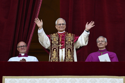 Der aus den USA stammende Kardinal Robert Francis Prevost ist am Donnerstag zum neuen Papst gewählt worden. Der 69-Jährige ist Nachfolger von Papst Franziskus und nennt sich als Kirchenoberhaupt Papst Leo XIV.