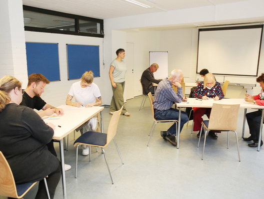 Auf diesem Bild ist der Workshop "Mein Glaube in Farbe" mit Sandra Bohlken zu sehen.