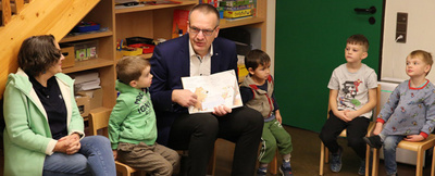 Bischof Thomas Adomeit beim Bundesweiten Vorlesetag in der evangelischen KiTA „Lukas“ in Oldenburg. Foto: ELKiO/D.-M. Grötzsch