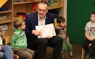 Bischof Thomas Adomeit beim Bundesweiten Vorlesetag in der evangelischen KiTA „Lukas“ in Oldenburg. Foto: ELKiO/D.-M. Grötzsch