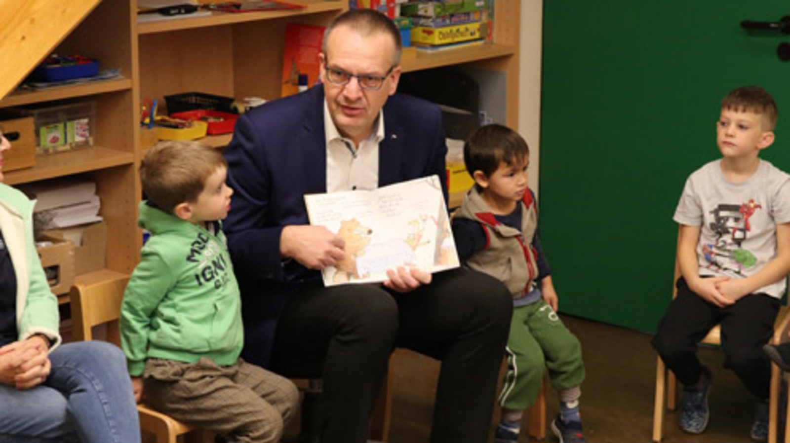 Bischof Thomas Adomeit beim Bundesweiten Vorlesetag in der evangelischen KiTA „Lukas“ in Oldenburg. Foto: ELKiO/D.-M. Grötzsch
