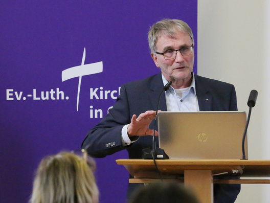 Rüdiger Schaarschmidt steht am Rednerpult.