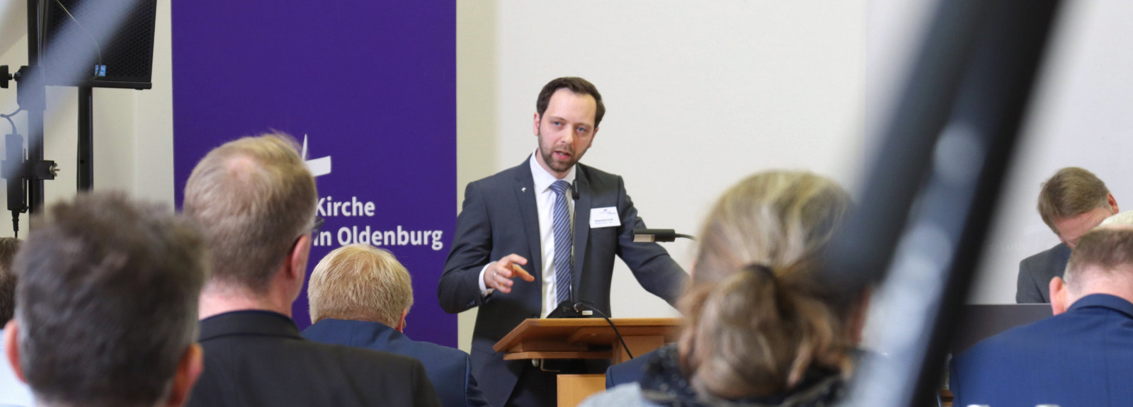 Oberkirchenrat Sebastian Groß spricht vor der Synode.