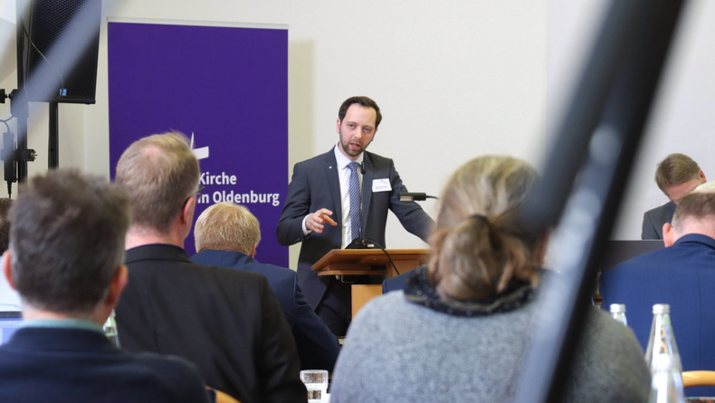 Oberkirchenrat Sebastian Groß spricht vor der Synode.