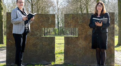 Lesung auf dem Neuen Friedhof an der Auferstehungskirche in Oldenburg (von re. nach li.) Birgit Carmona Schneider und Pfarrerin Sabine Spieker-Lauhöfer