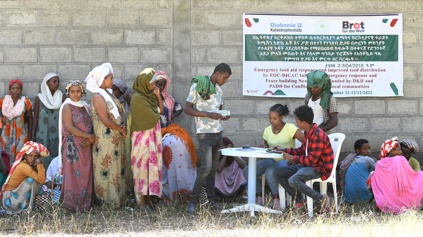 Szene im Rahmen der Nahrungsmittel - Verteilung bei einem Projekt von Brot für die Welt und der Diakonie Katastrophenhilfe in Äthiopien. Projektpartner: EOC – DICAC – Ethiopian Orthodox-Development Inter Church Aid Commission