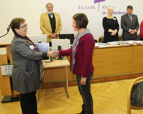 Synodenpräsidentin Sabine Blütchen verpflichtete Pfarrerin Imke Gießing als Ersatzsynodale (Kirchenkreis Delmenhorst/Oldenburg Land).