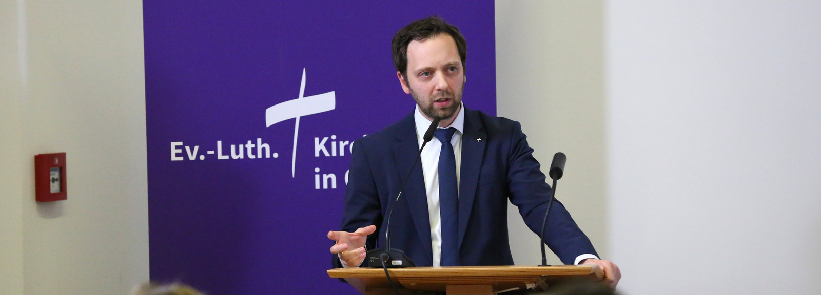 Oberkirchenrat Sebastian Groß spricht vor der Synode.