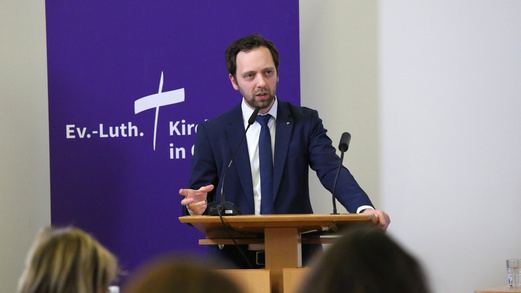 Oberkirchenrat Sebastian Groß spricht vor der Synode.