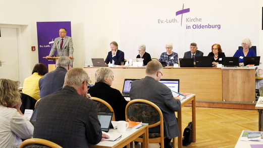 Das Foto zeigt das Plenum der Synodentagung mit dem Präsidium der Synode.