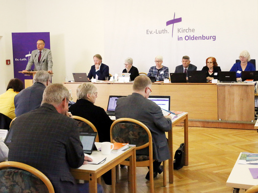 Das Foto zeigt das Plenum der Synodentagung mit dem Präsidium der Synode.