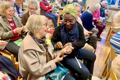 Konfessions- und länderübergreifend beten für Frieden, Gerechtigkeit und Würde anderer Frauen rund um den Globus.