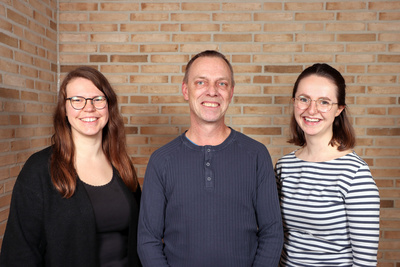 Jens Schultzki (Mitte) mit den Jugenddiakoninnen Imke Winkelmann (links) und Sina Abel (rechts). 