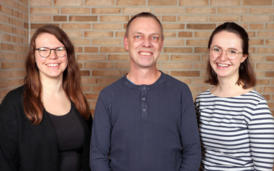 Jens Schultzki (Mitte) mit den Jugenddiakoninnen Imke Winkelmann (links) und Sina Abel (rechts). 