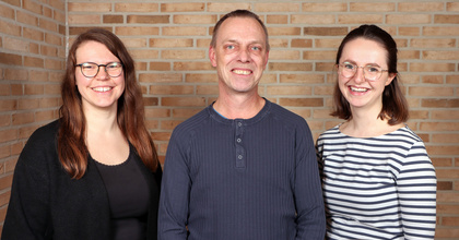 Jens Schultzki (Mitte) mit den Jugenddiakoninnen Imke Winkelmann (links) und Sina Abel (rechts). 