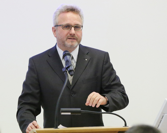 Dirk-Michael Grötzsch stellte der Synode die vier Handlungsfelder des Kommunikationskonzeptes vor.