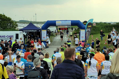 Zieleinlauf des EWE Nordseelaufs im Juni 2024 bei der fünften Etappe in Carolinensiel.